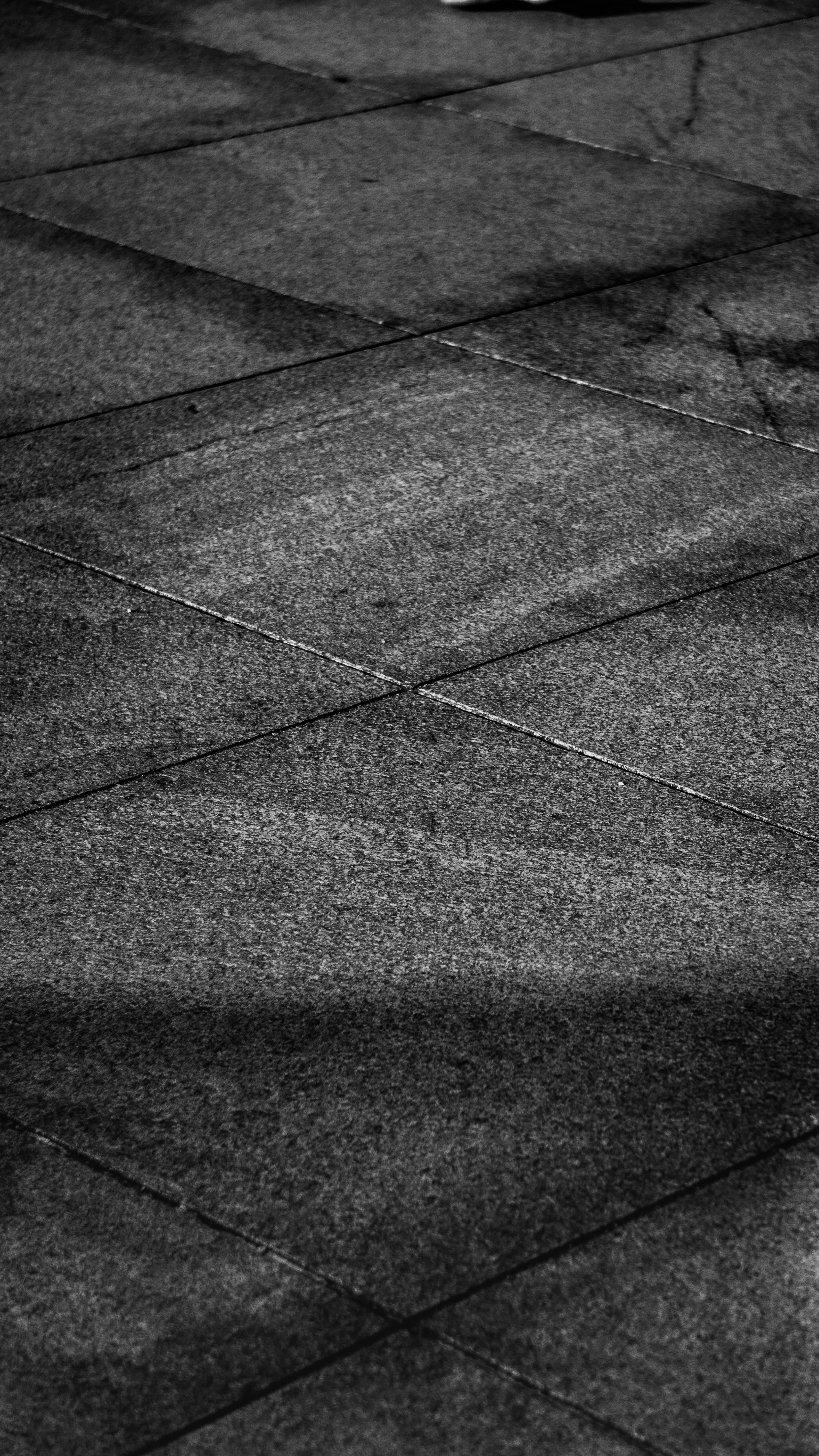 De franc Abstracte en blanc i negre de paviment de pedra amb patrons geomètrics i ombres. Foto d'estoc