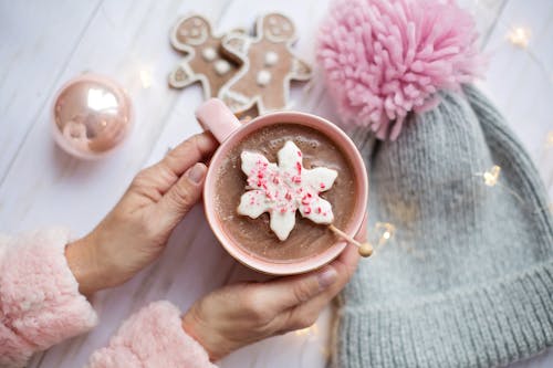 Personne Tenant Une Tasse De Chocolat Chaud