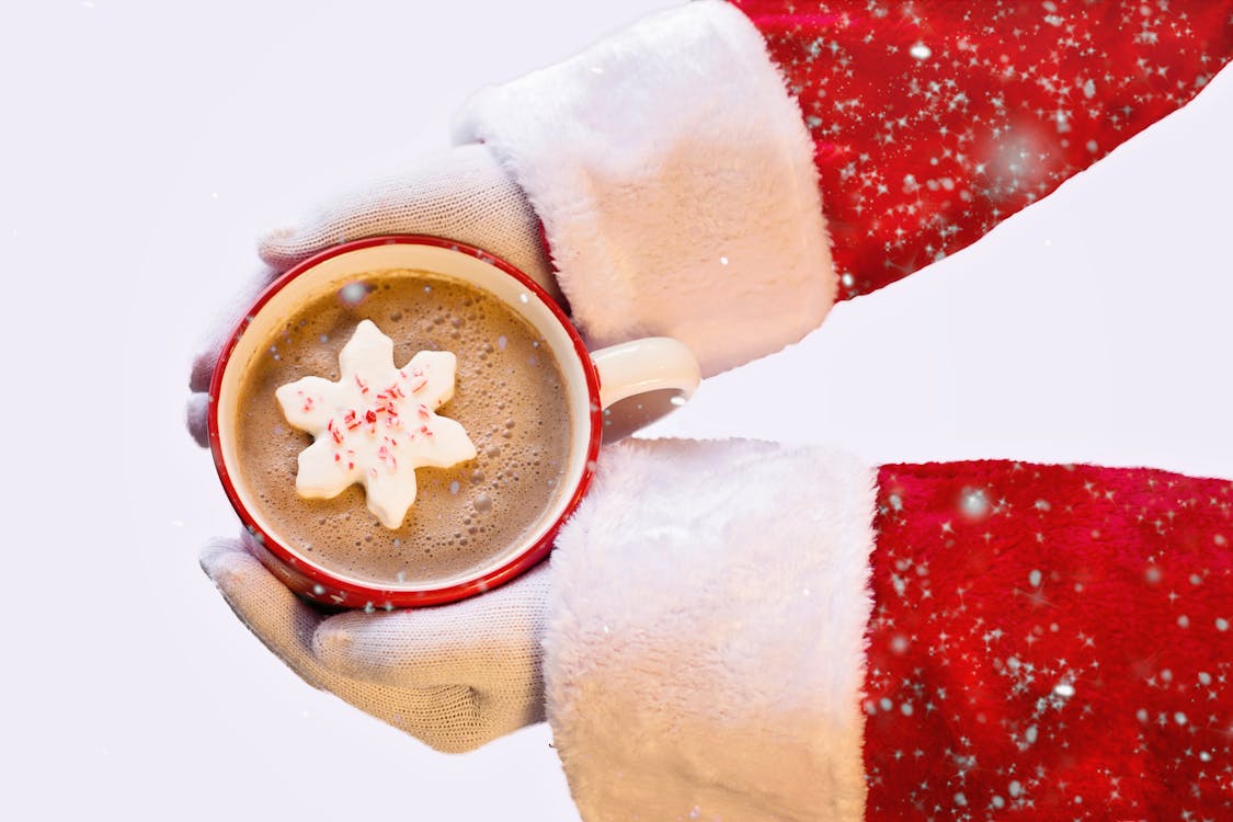 Personne Tenant Une Tasse De Chocolat Chaud