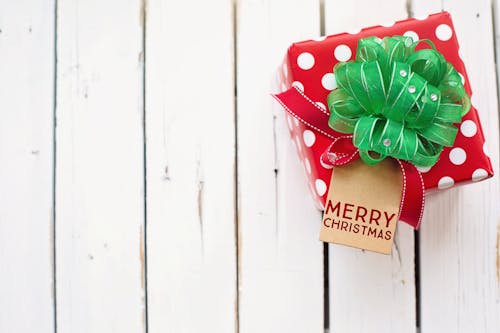 минималистичная фотография красно зеленой рождественской подарочной коробки