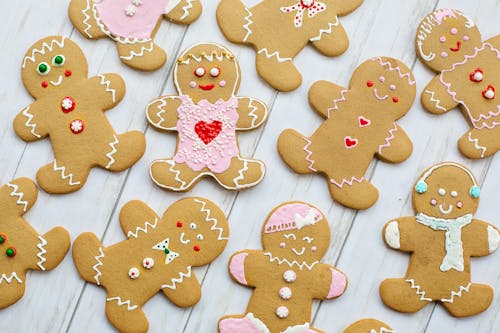 Draufsicht Von Lebkuchenplätzchen, Die Flach Auf Einem Holztisch Gelegt Werden