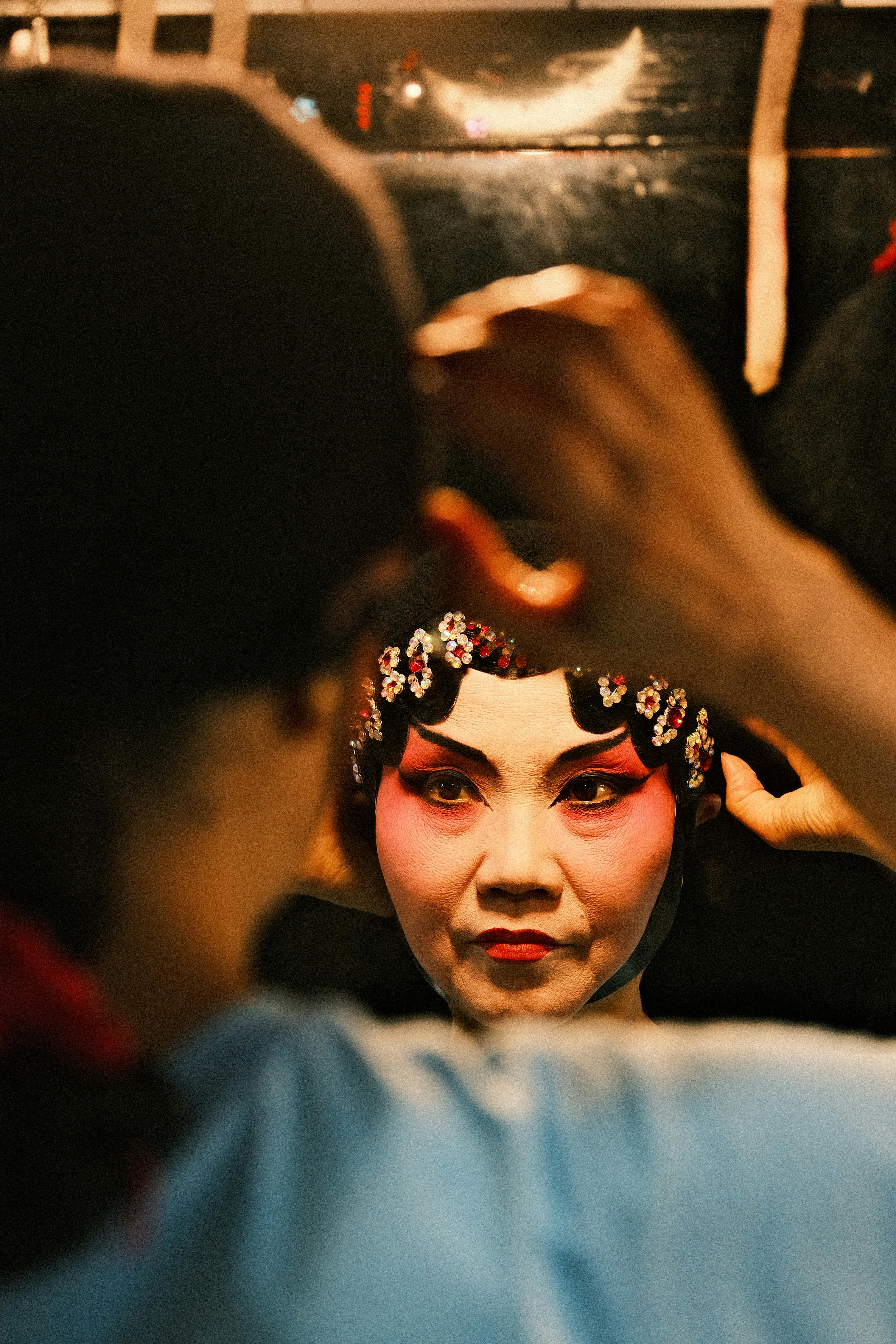 Gratuit Prim-plan al unui actor care se pregătește pentru o operă chineză, machiat și costumat. Fotografie de stoc