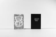 两个黑白封面的书竖立在纯白的背景上