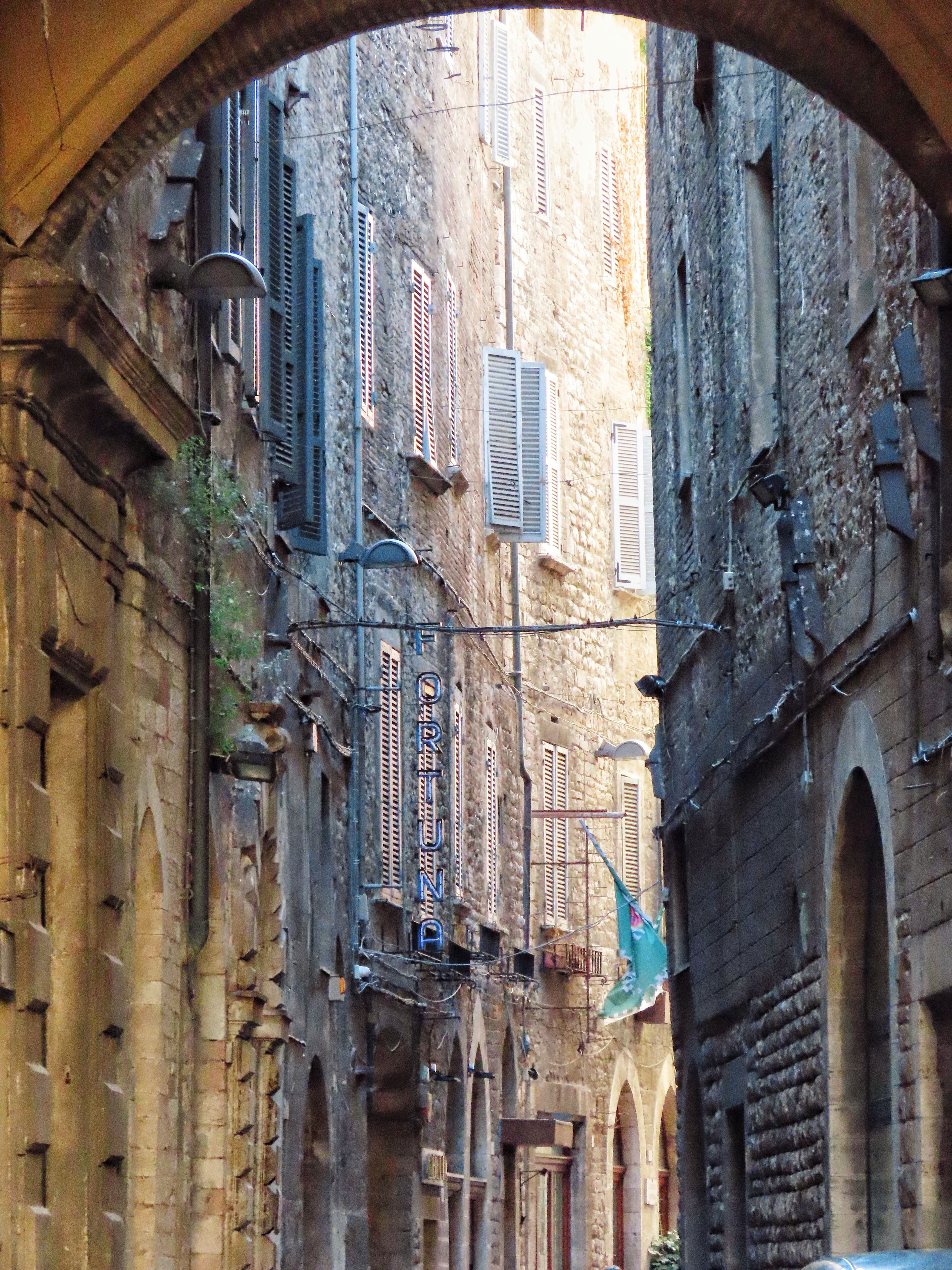 Charming Narrow Street in Historic Italian Village · Free Stock Photo