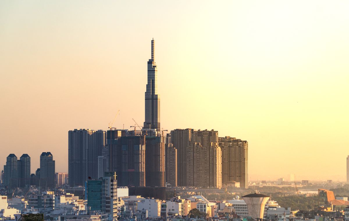 Thap Landmark 81 va khu do thi moi Thu Thiem luc hoang hon