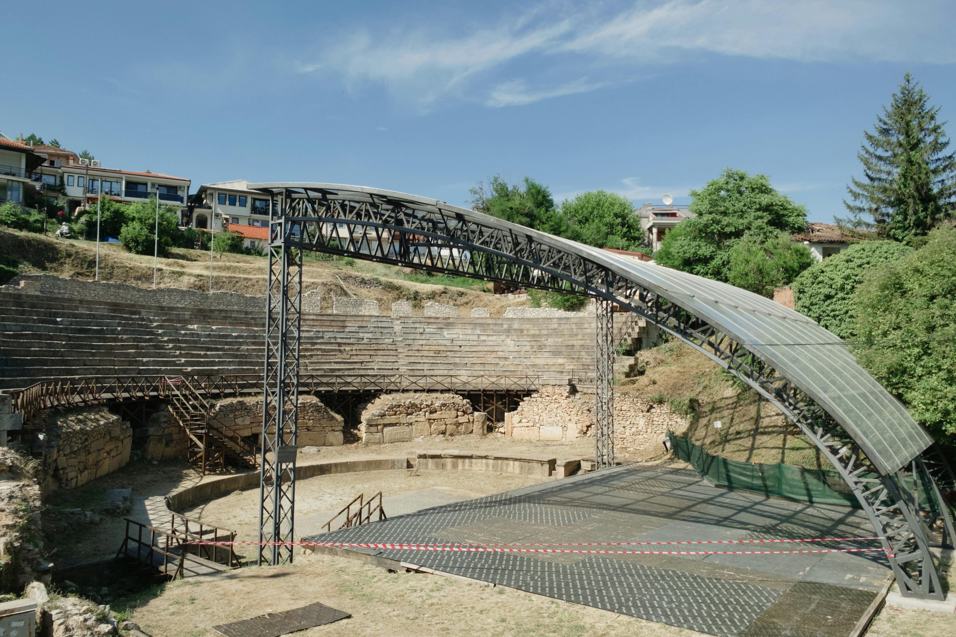 Gratis Et vakkert bevart gammelt teater med en moderne baldakin under en knallblå himmel. Arkivbilde