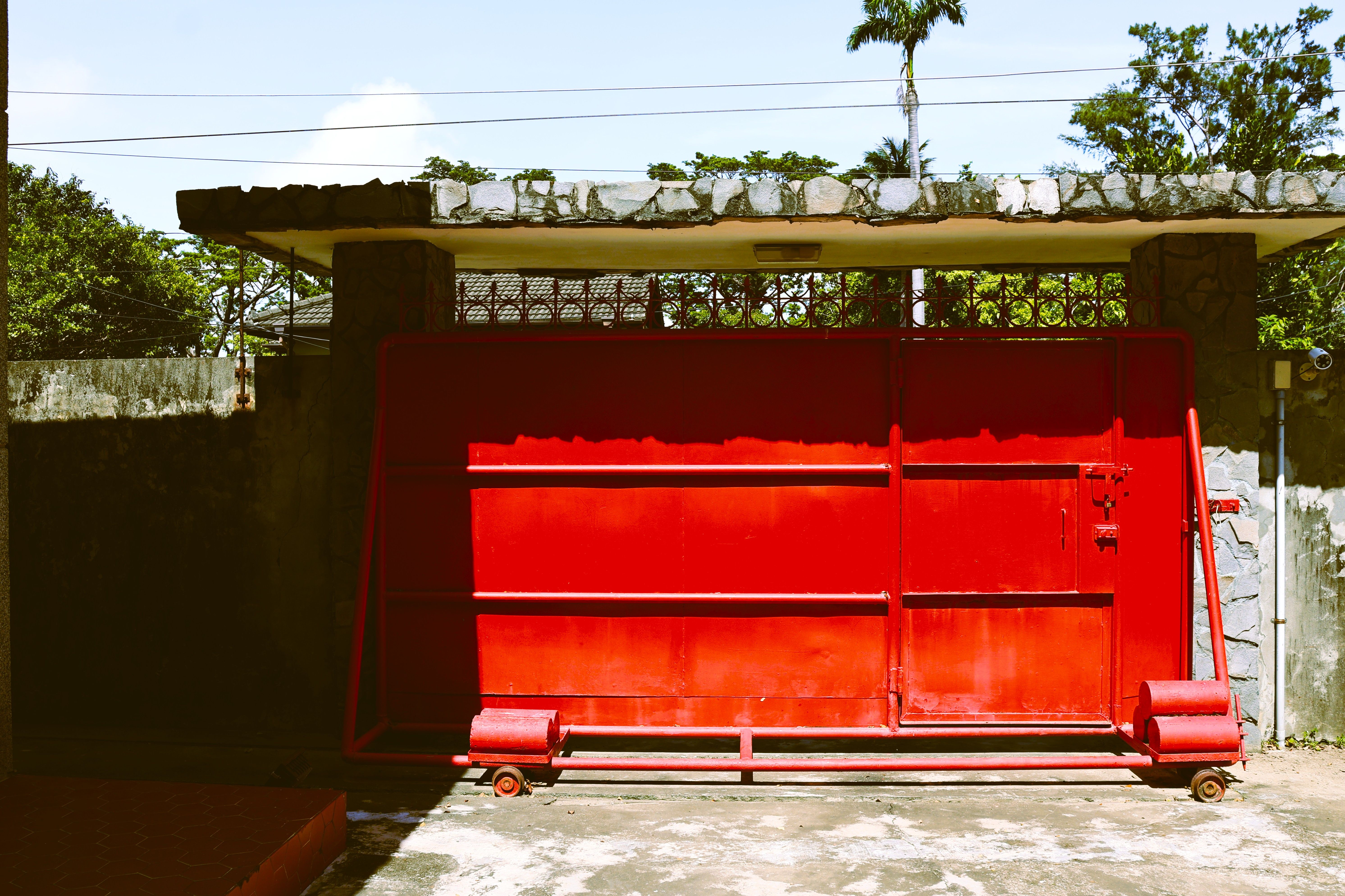 Gratis En fargerik rød port i et urbant område i Kaohsiung, Taiwan, med moderne og vintage kontraster. Arkivbilde