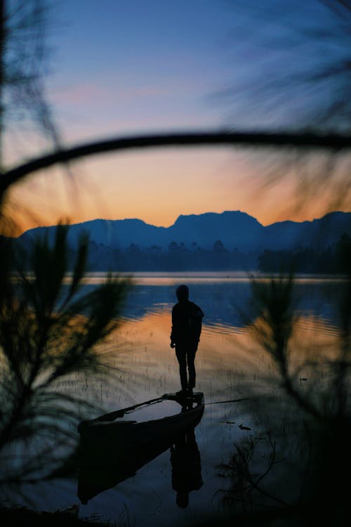 Foto Der Person, Die Auf Boot Steht