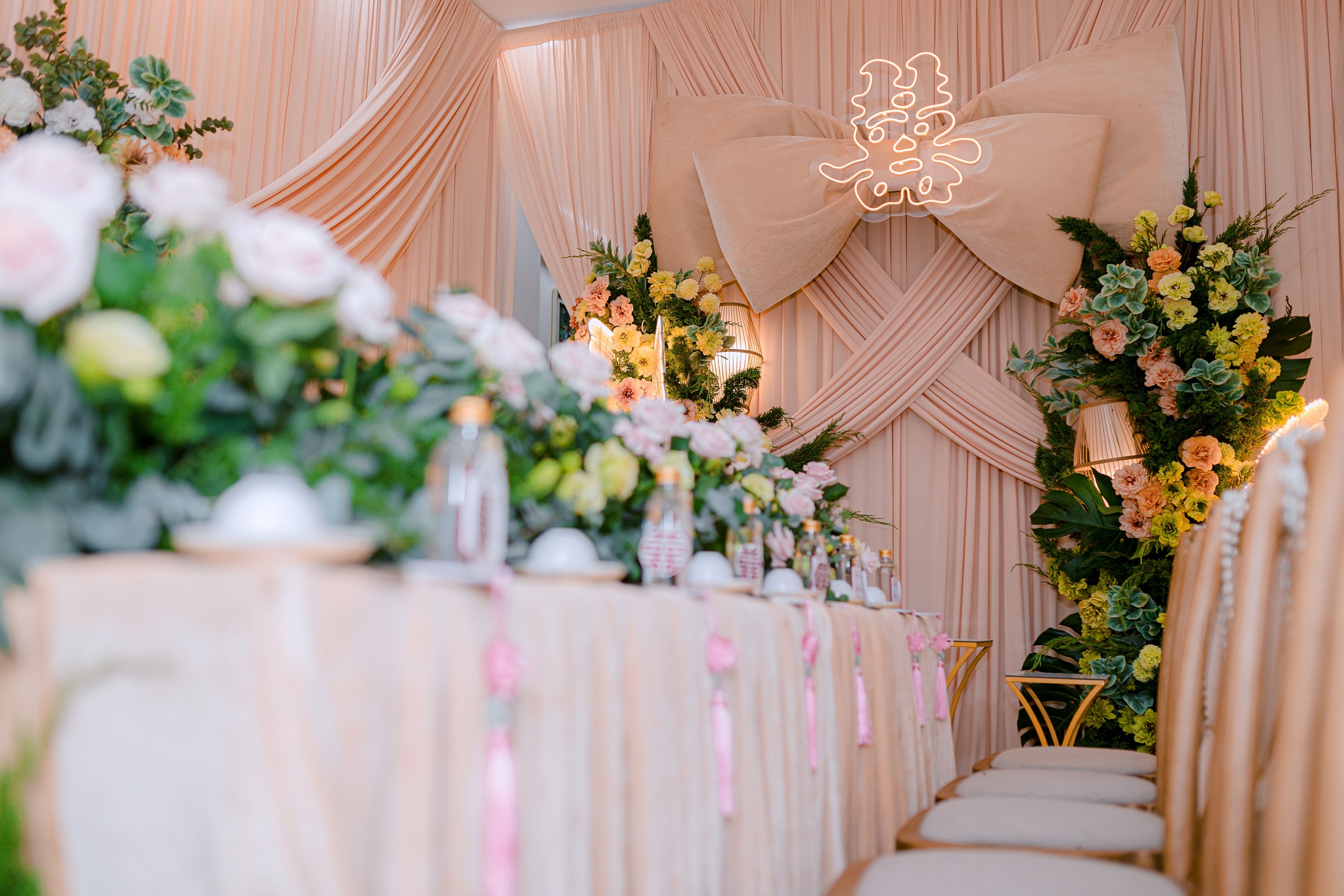 Elegant Wedding Reception with Floral Arrangements · Free Stock Photo