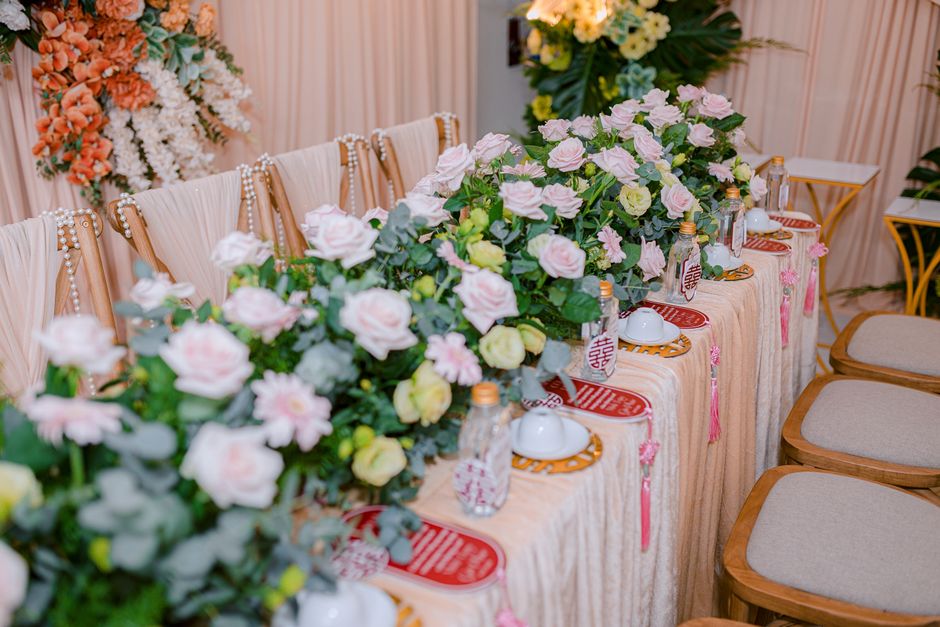 Floral wedding table setting with soft pink and white roses