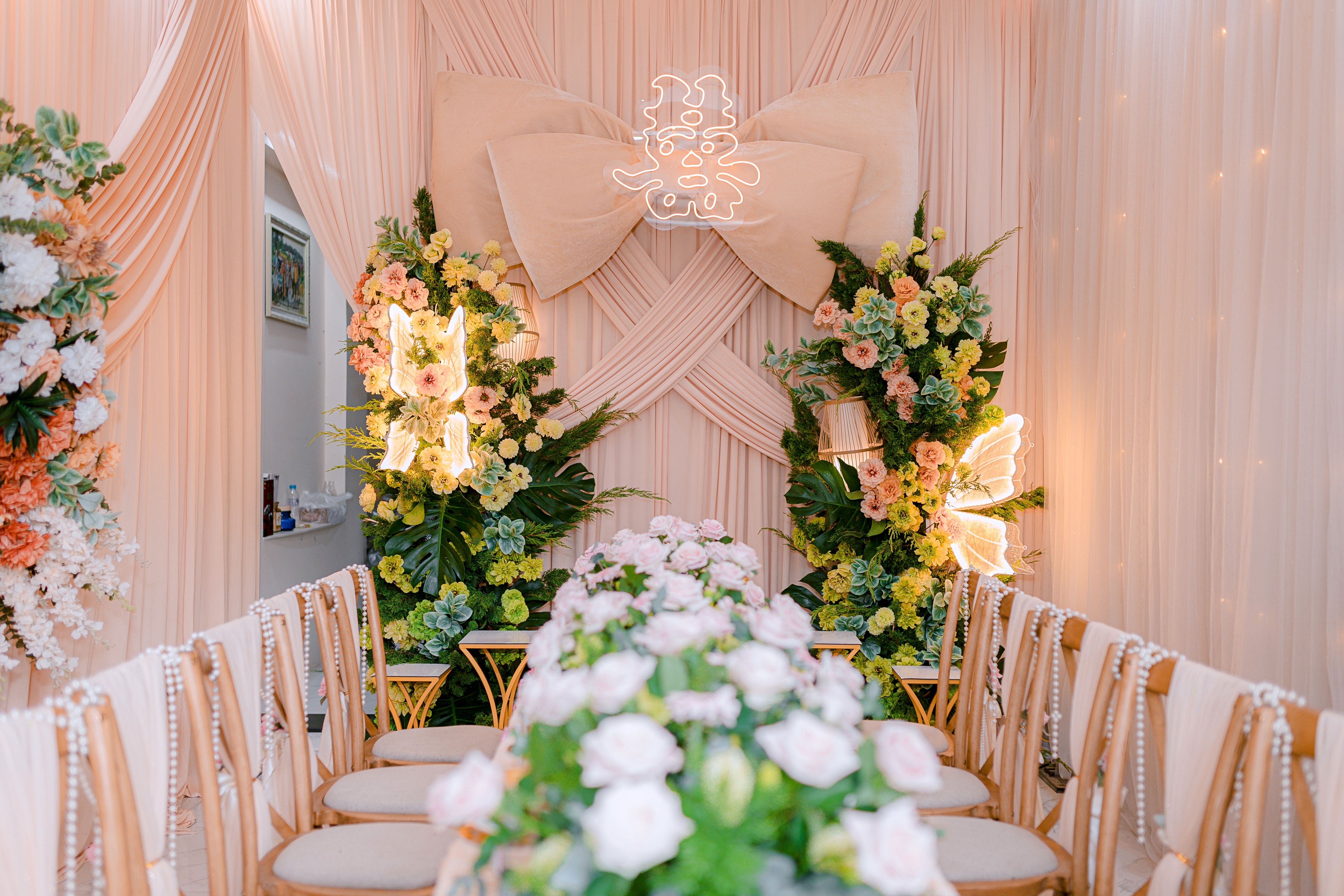 Elegant Floral Wedding Reception Venue Decor · Free Stock Photo