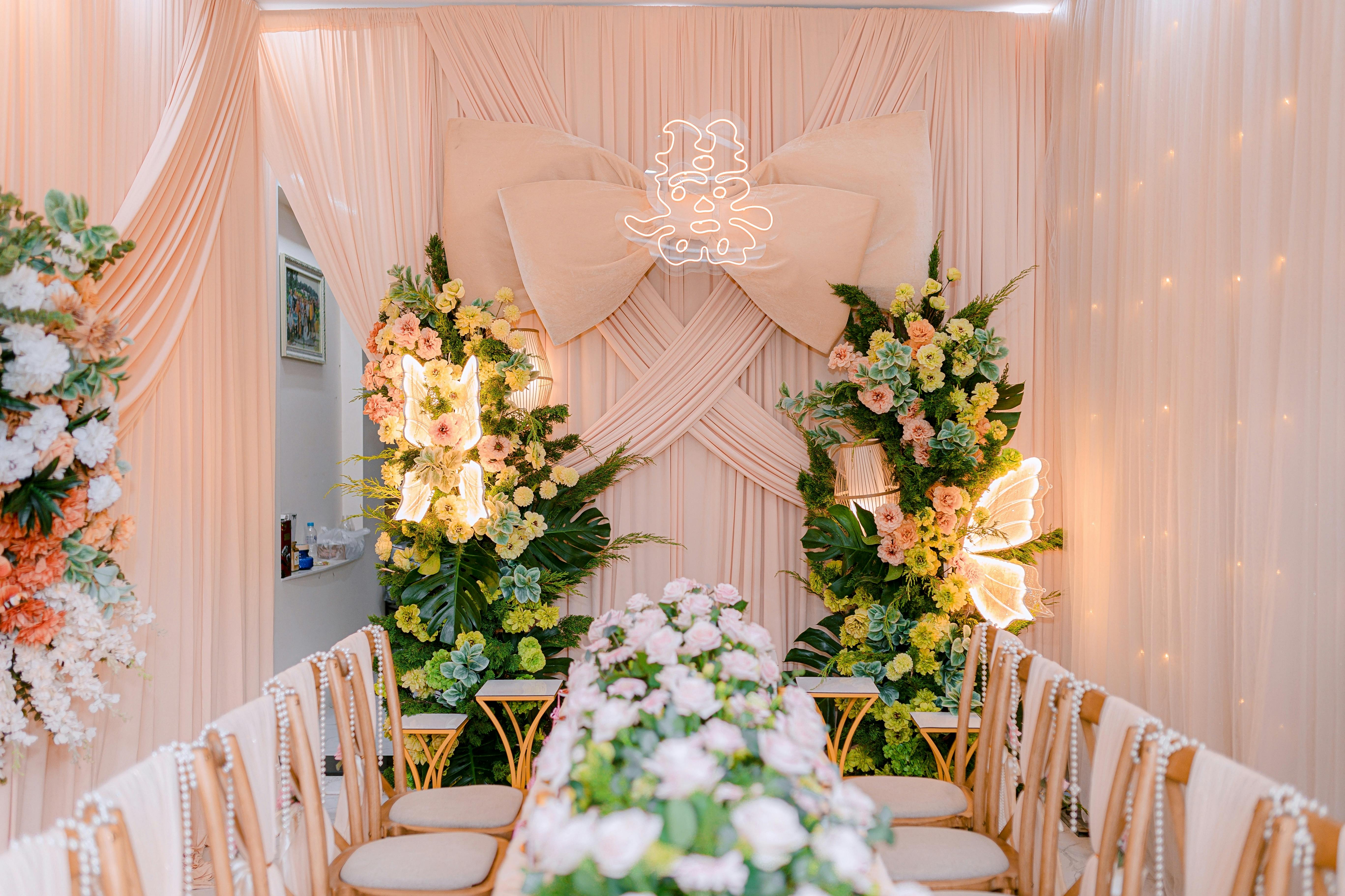 Décoration de mariage luxueuse, compositions florales blanches et dorées