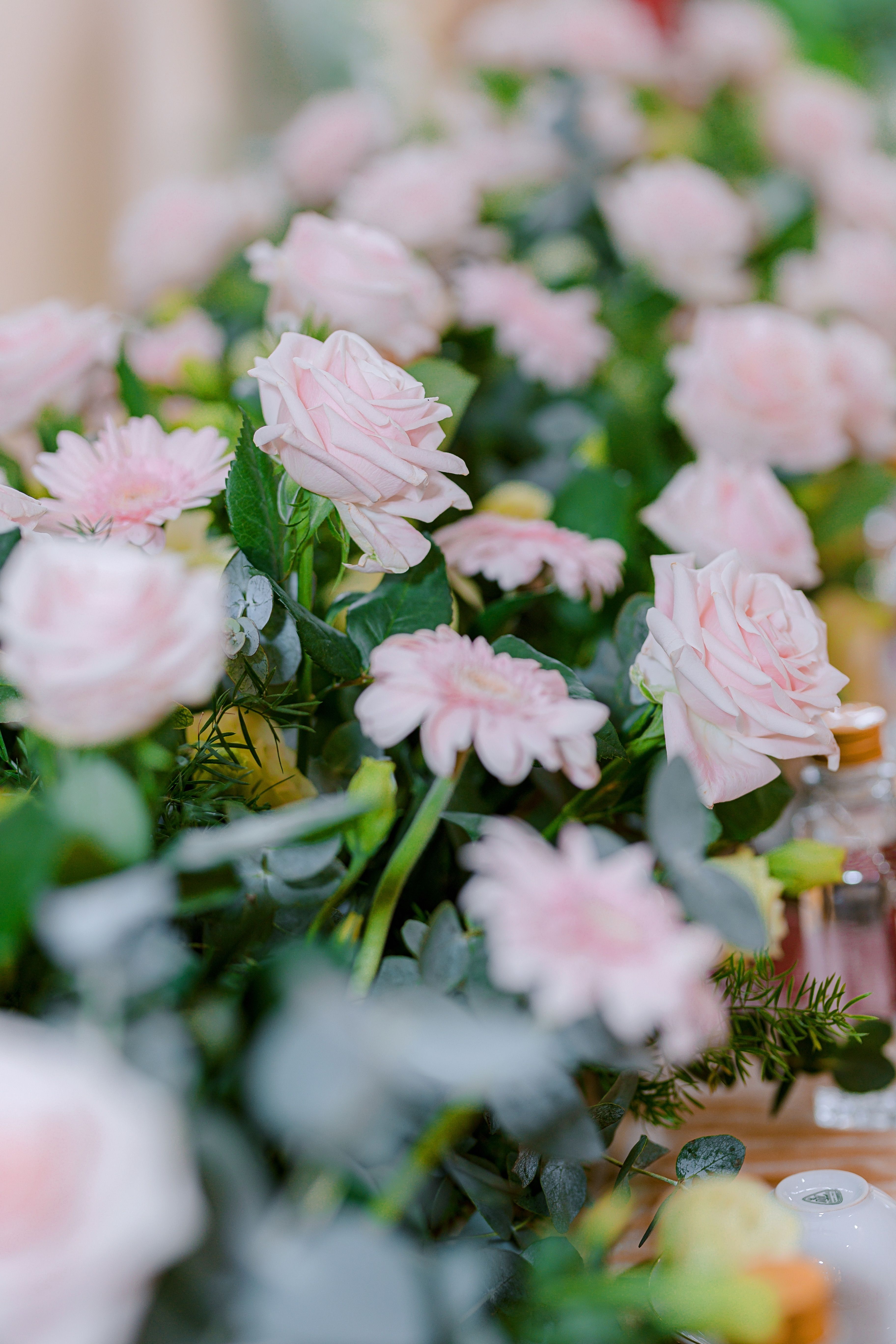 [ColoSach]-a-stunning-arrangement-of-soft-pink-roses-and-lush-greenery,-ideal-for-spring-decor.