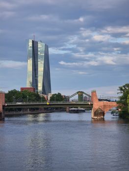 Majestätisches Bauwerk: Himmel & Fluss in Szene
