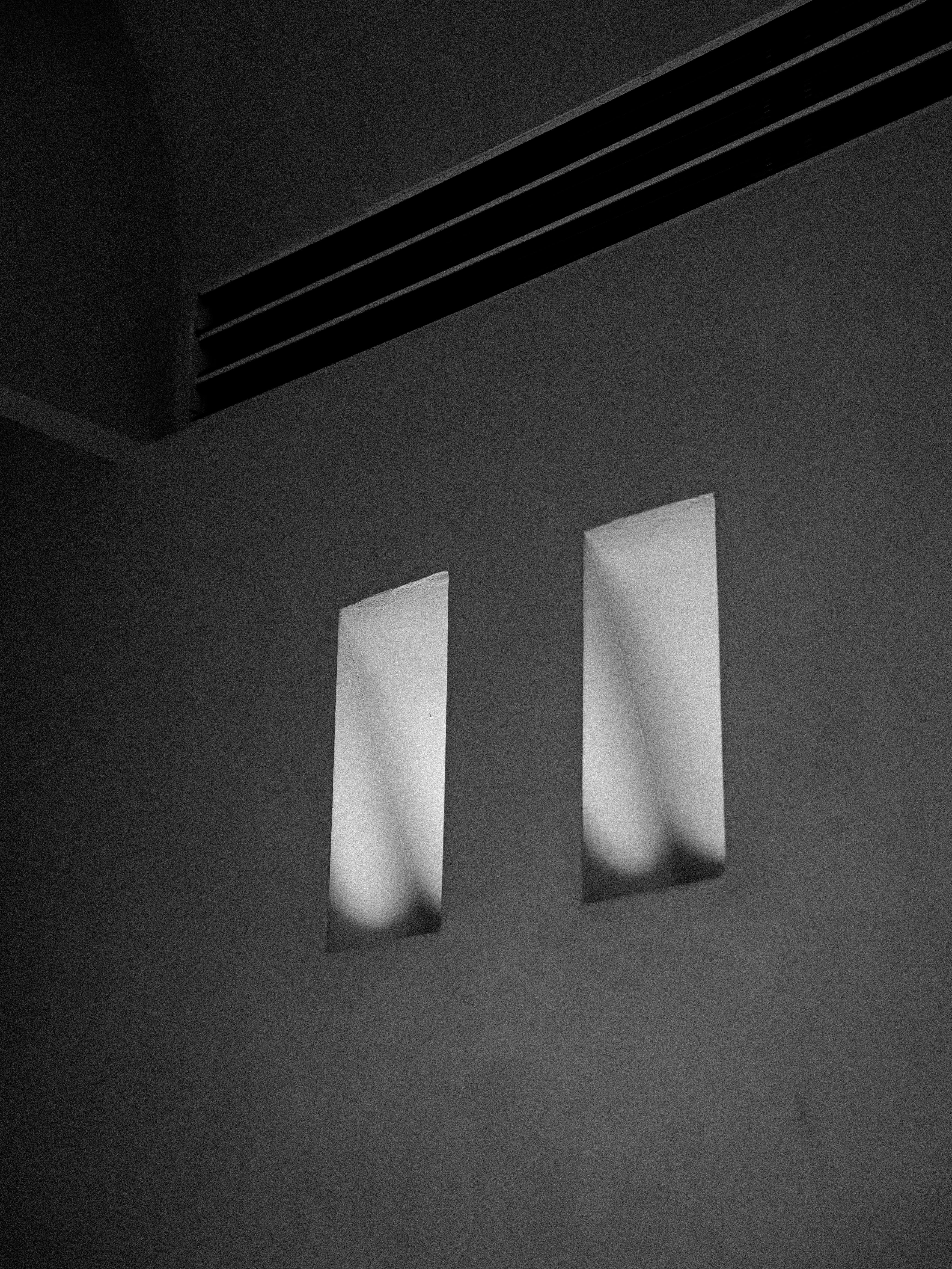 Bezpłatne Abstrakcyjne ujęcie światła i cienia w minimalistycznym wnętrzu architektonicznym. Zdjęcie z galerii