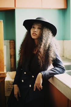 一位戴着帽子和西装外套的时尚女性肖像，在室内散发着复古魅力