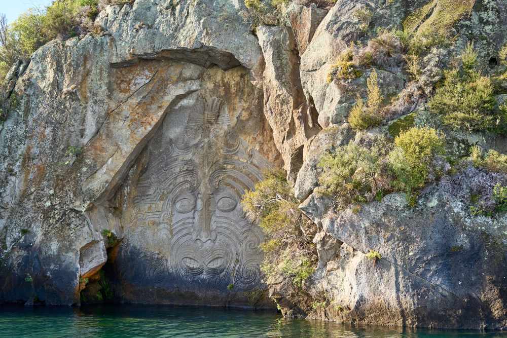 Tallas maoríes monumentales esculpidas en el acantilado de Mine Bay sobre Lake Taupō