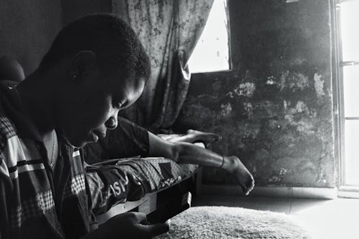 一个深思熟虑的人坐在单色环境中，映衬出孤独与内省