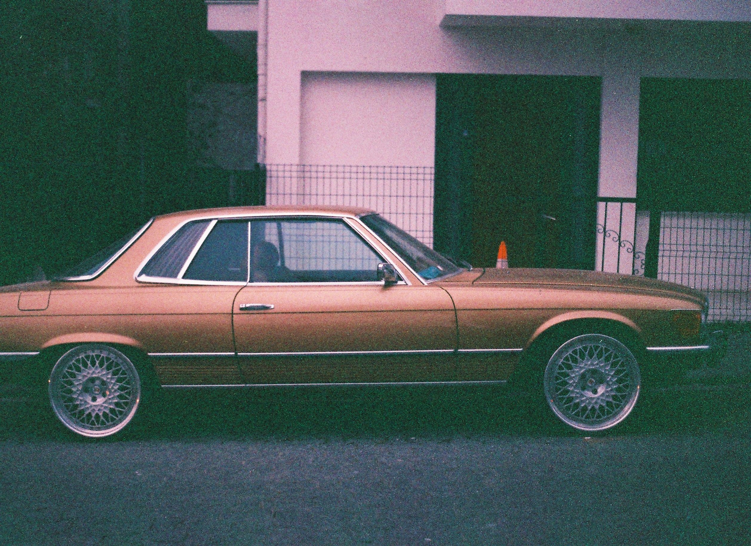 Carro antigo estacionado na rua, destacando o estilo vintage e clássico do veículo.