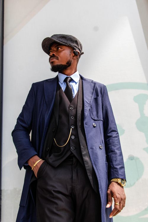 Free Fashionable man in elegant vintage-inspired attire and flat cap, showcasing style and elegance. Stock Photo