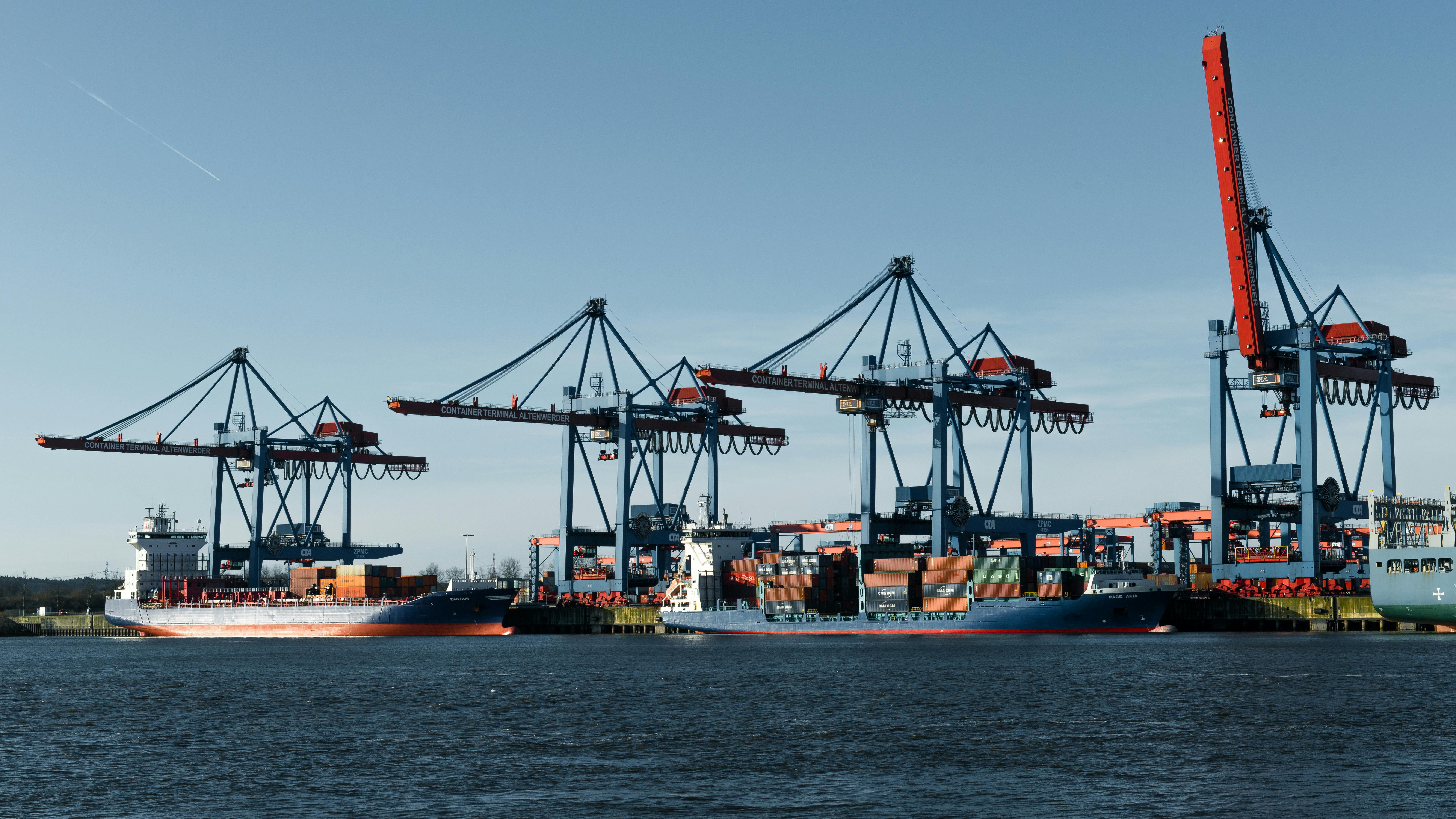 Are Wall Street Analysts Predicting International Business Machines Stock Will Climb or Sink?