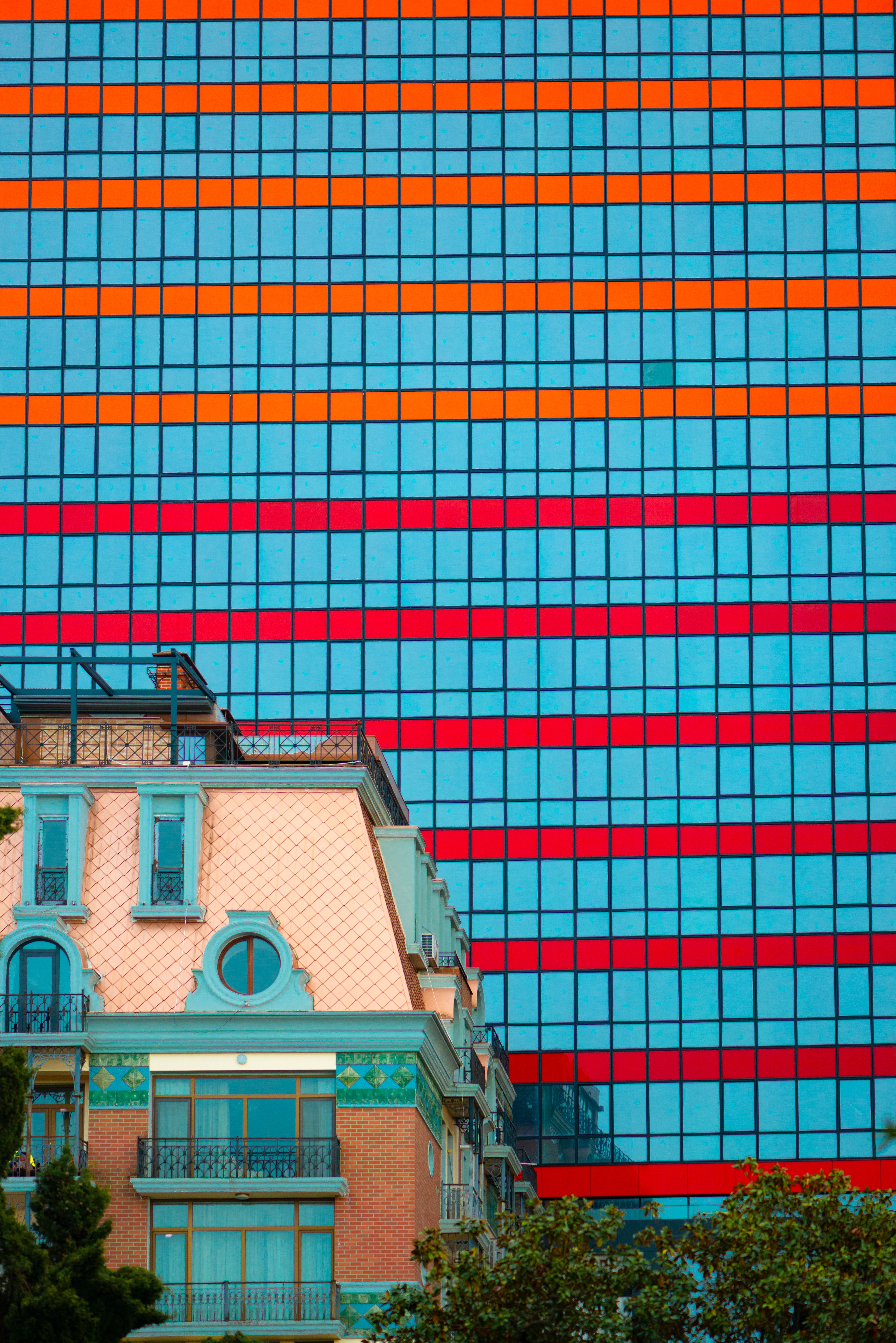 Vibrant Modern and Classic Architecture Contrast · Free Stock Photo