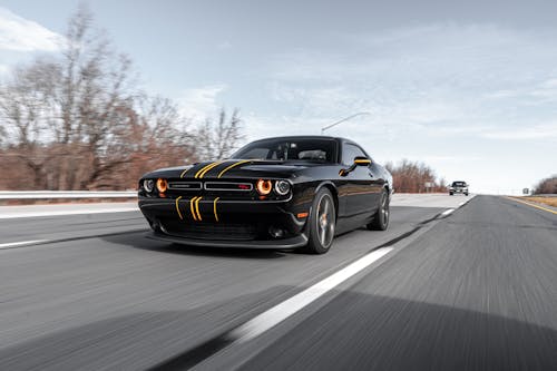 Siyah Dodge Challenger Coupe