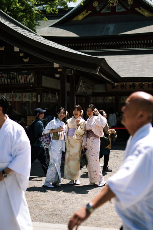Free Japanese women in kimono posing at temple during a sunny day. Stock Photo