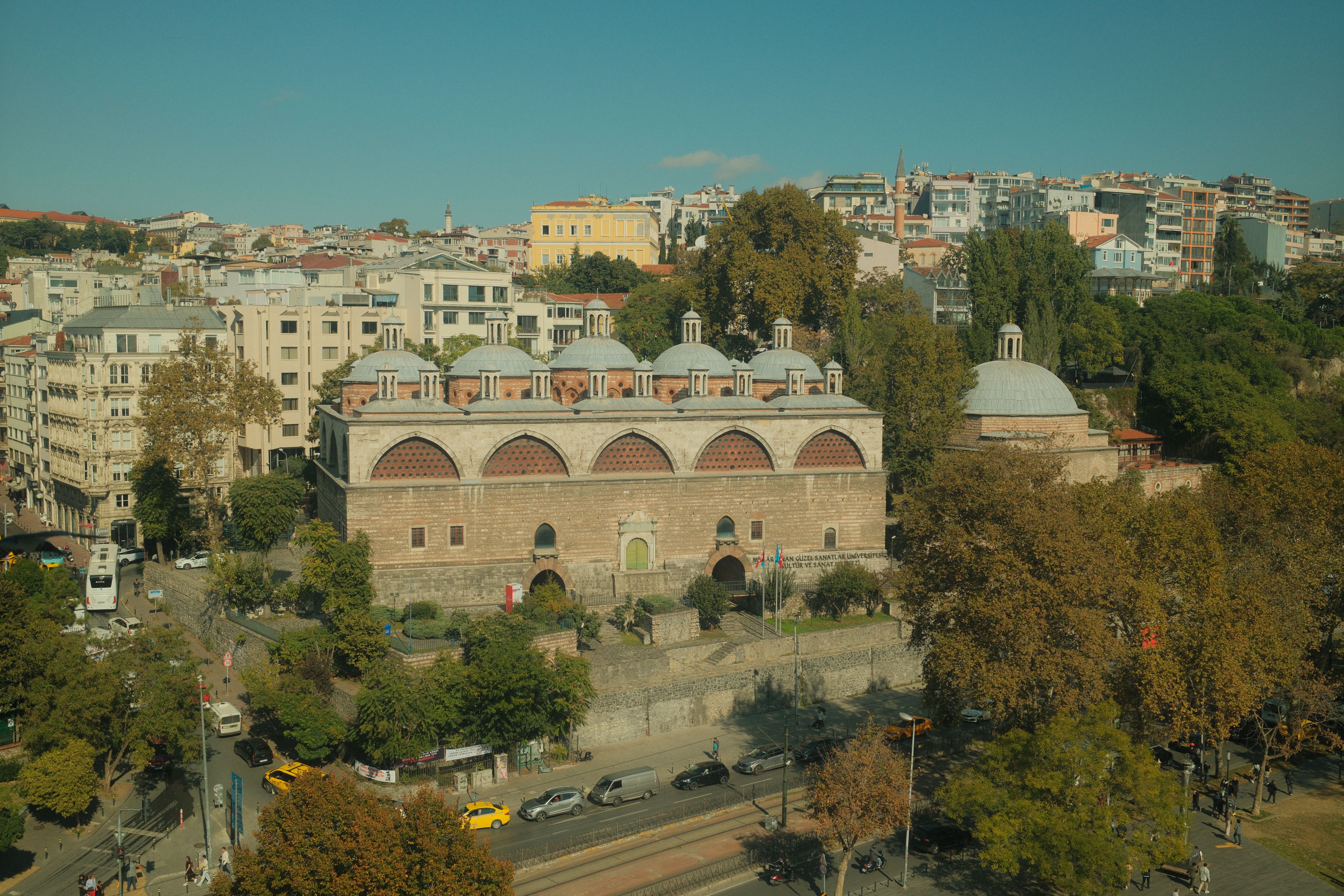 Bâtiment ottoman historique à Istanbul, en Turquie, entouré de structures modernes.