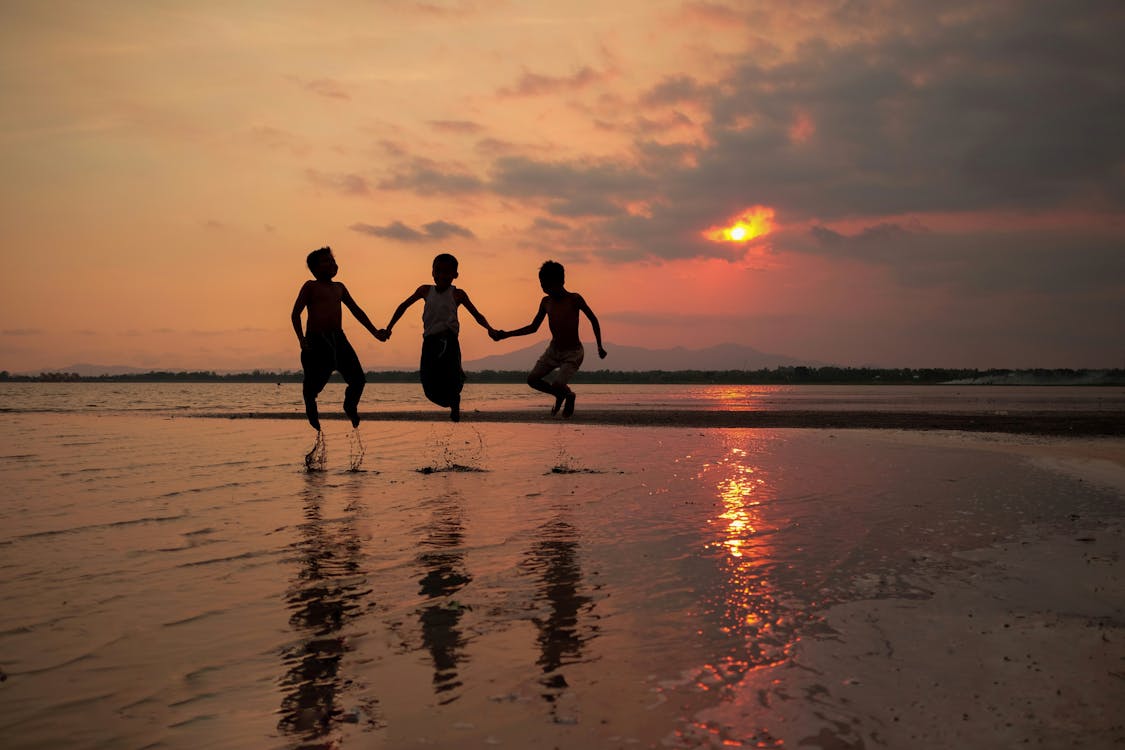 Foto De Niños Saltando Juntos