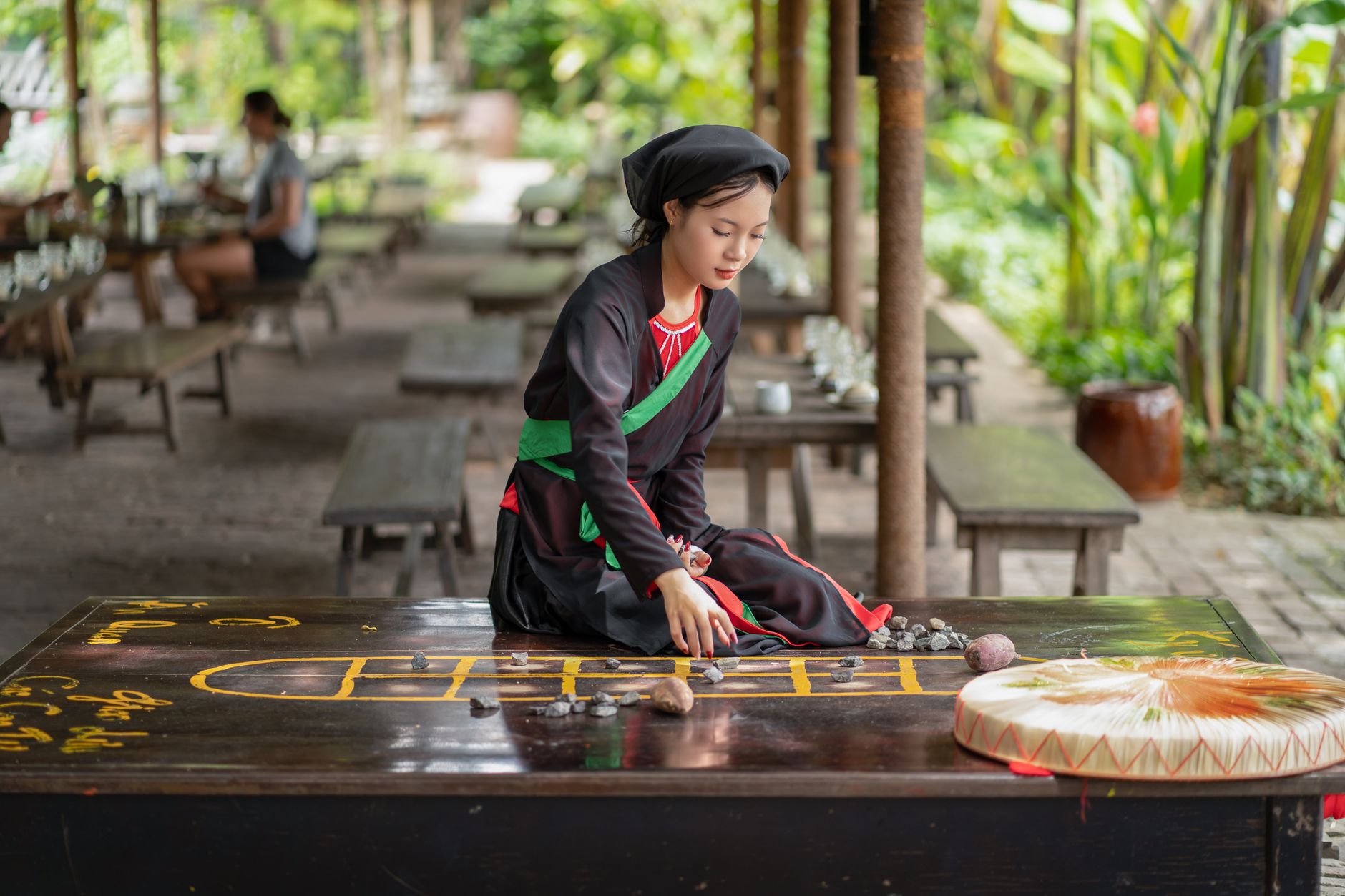 Bàn cân gà chọi trong sân trường gà Việt Nam, người giám sát ghi chép trọng lượng nghiêm túc