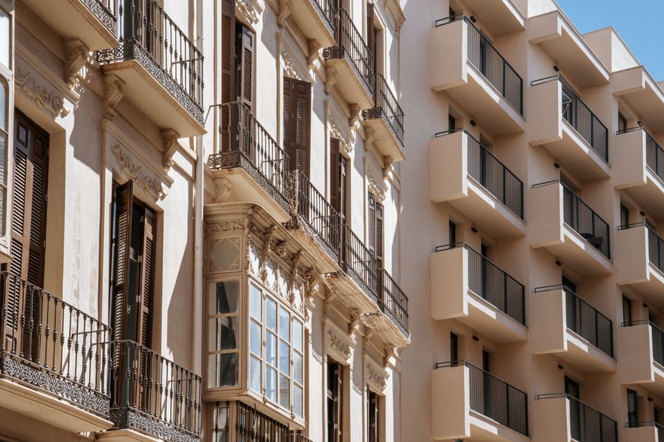 Descubra la yuxtaposición de la arquitectura clásica y moderna en la soleada Málaga, España.