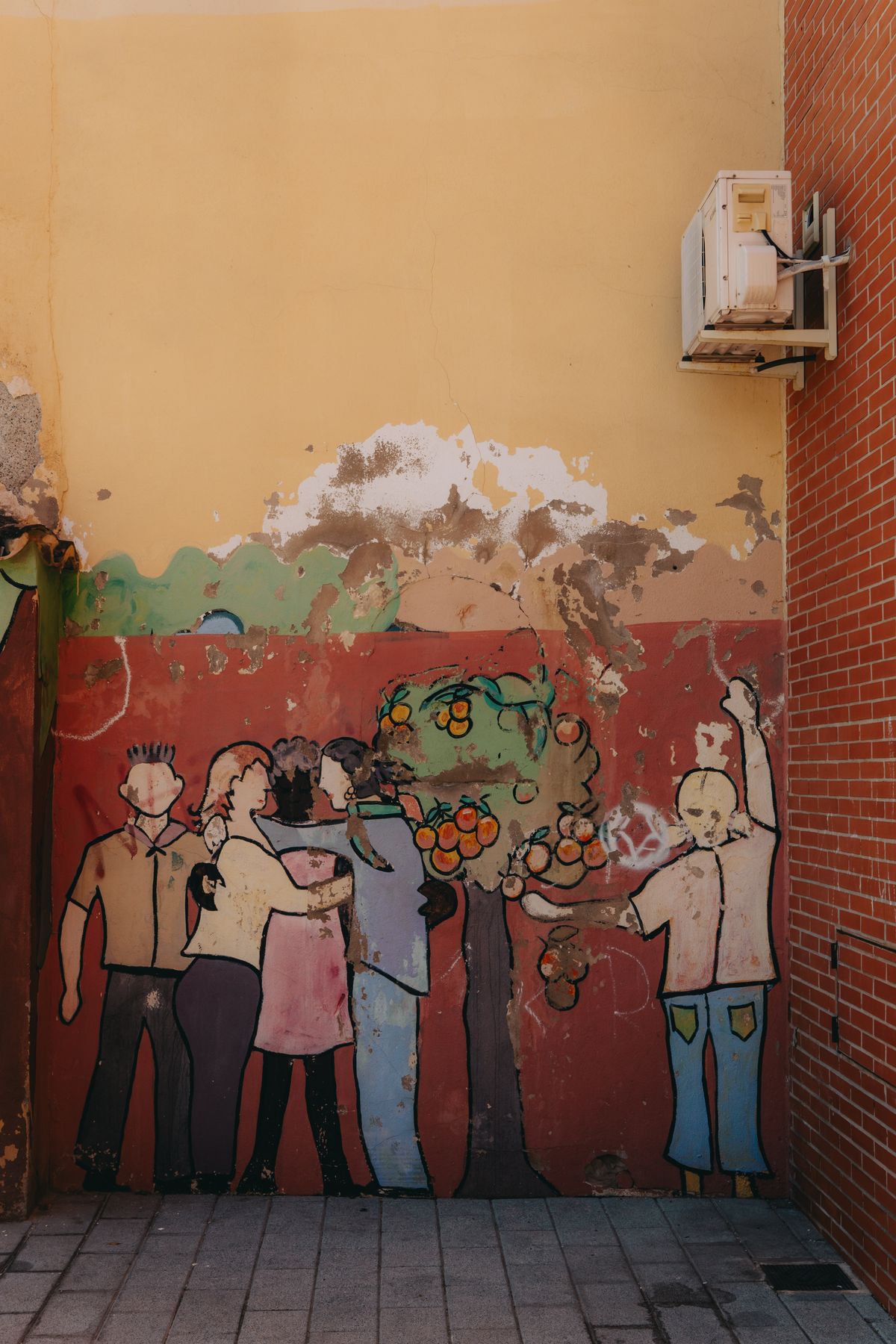 Soho Málaga - mural cu oameni și un portocal