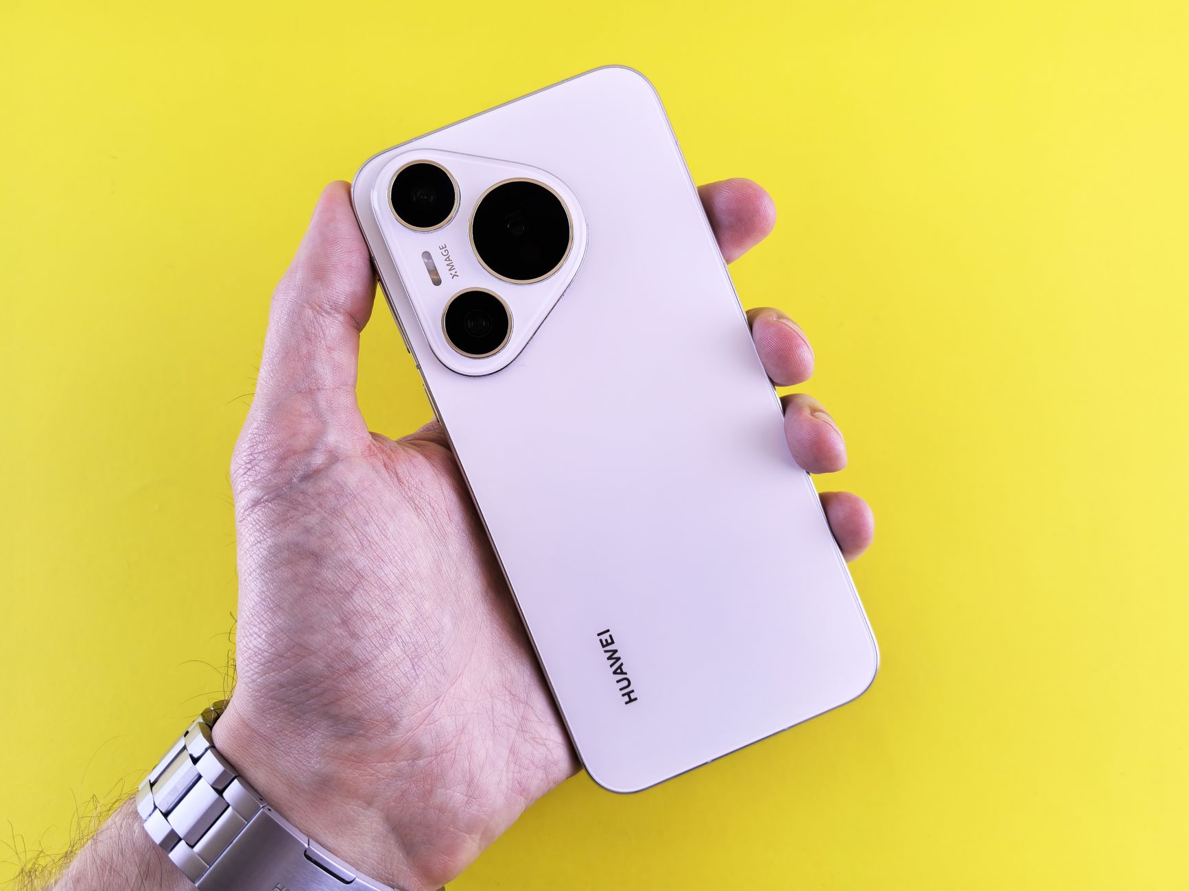 Huawei Sets 2027 Launch for New AI Chips to Compete with Nvidia