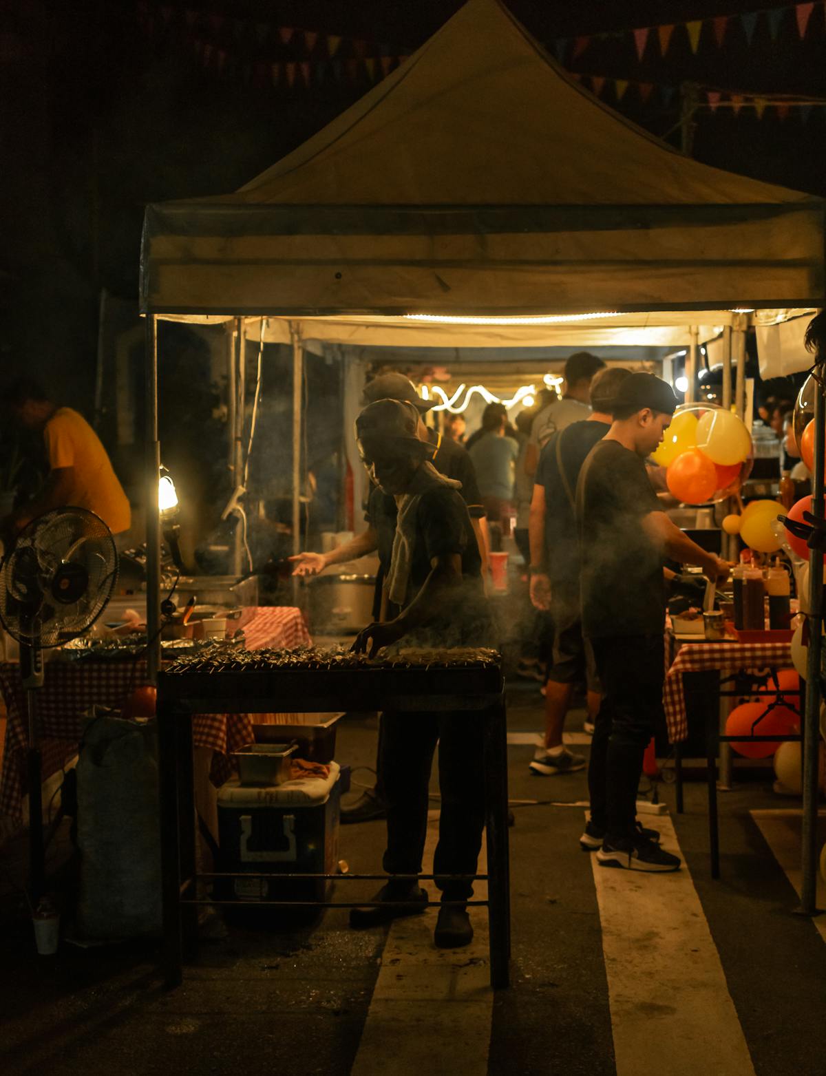 Mercato notturno affollato a Marikina con bancarelle di cibo e persone