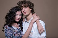 一对年轻夫妇在室内微笑着拥抱，表达爱意与团结