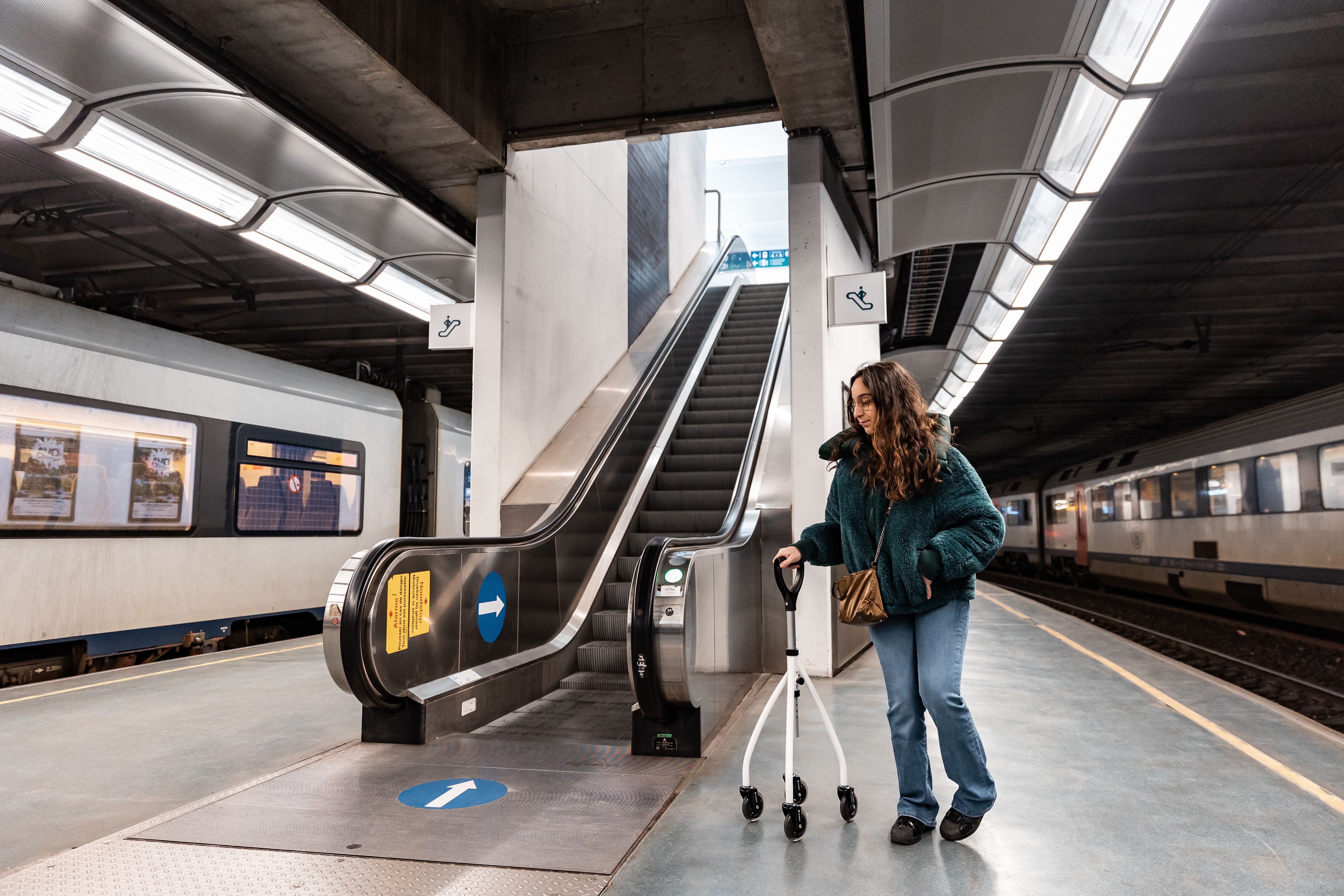 Anna fährt mit dem Scooter zur Bahnstation