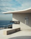 悉尼的海岸线由极简主义的混凝土结构组成，它们享有海景和悬崖景观