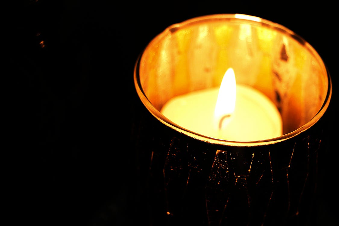 무료 흰색 Tealight 촛불에 불꽃 스톡 사진