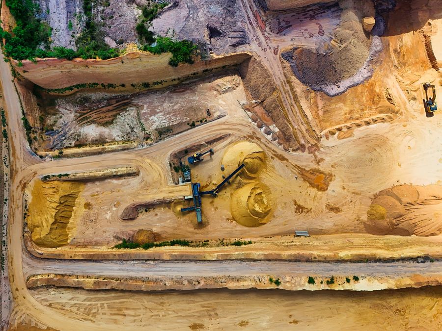 Vue aérienne d'une carrière et de ses installations de traitement