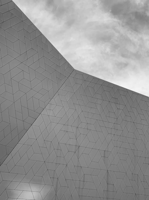 현대 구조의 흑백 사진