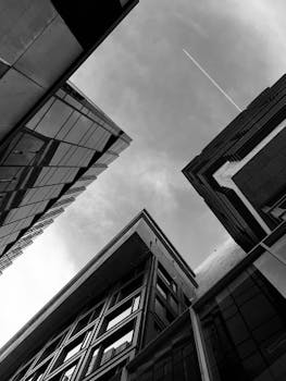 阿姆斯特丹现代摩天大楼的时尚低角度镜头，捕捉了建筑线条与倒影的引人注目之处