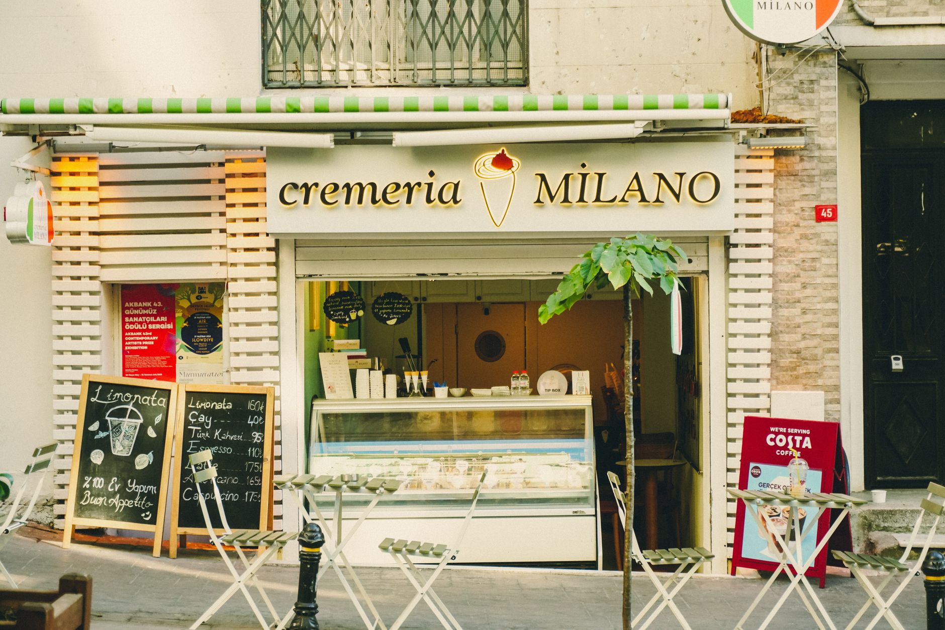 Tavoli all'aperto davanti a una gelateria