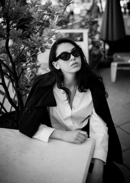 Free Elegant black and white portrait of a woman with sunglasses, outdoors. Stock Photo