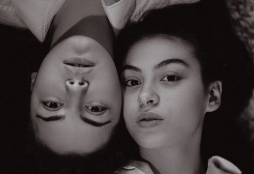 Free Artistic black and white portrait of two young women with a conceptual and moody style. Stock Photo