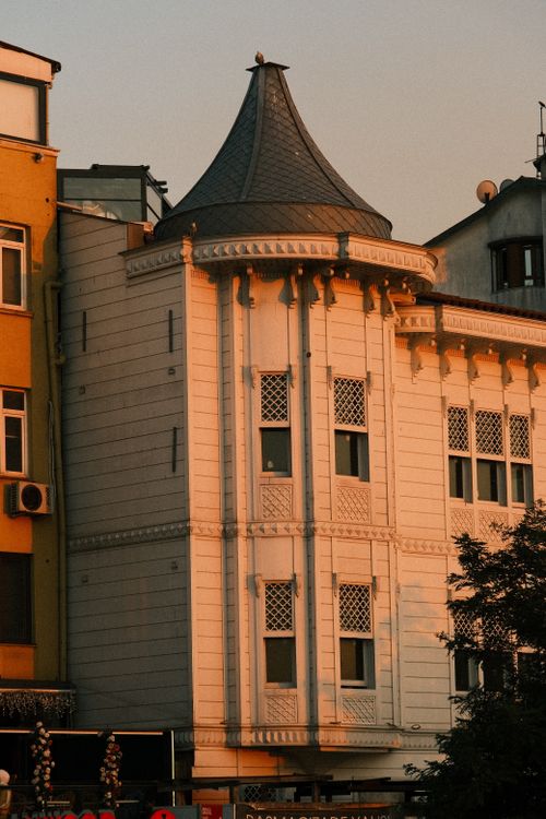 Free Photograph of a historic building with intricate facade detail during sunset. Stock Photo