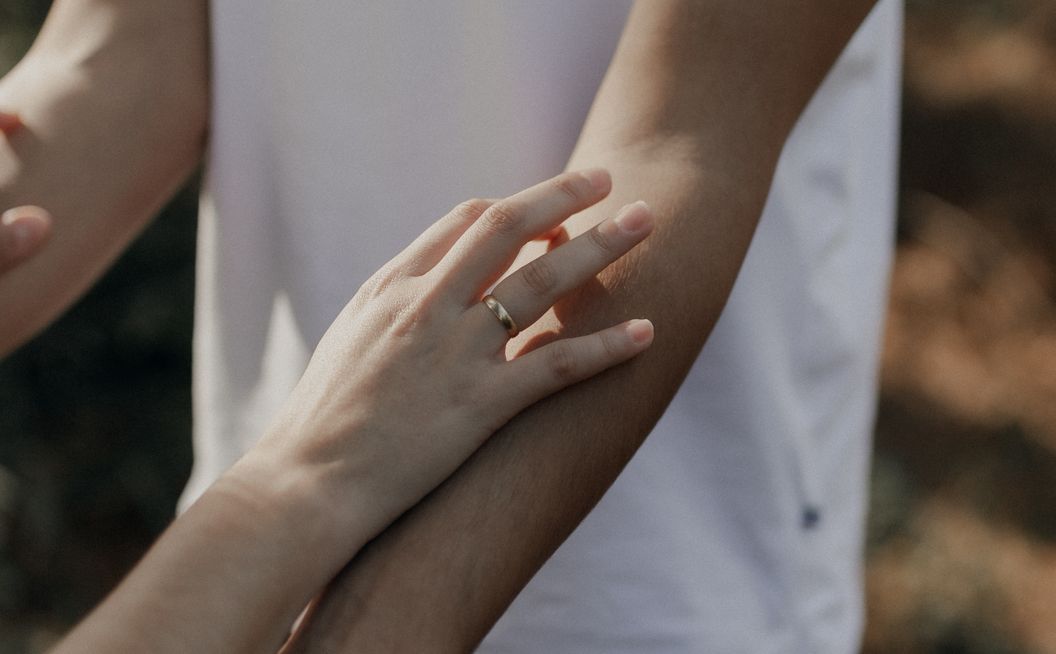 Online dating: starting a conversation on a niche platform