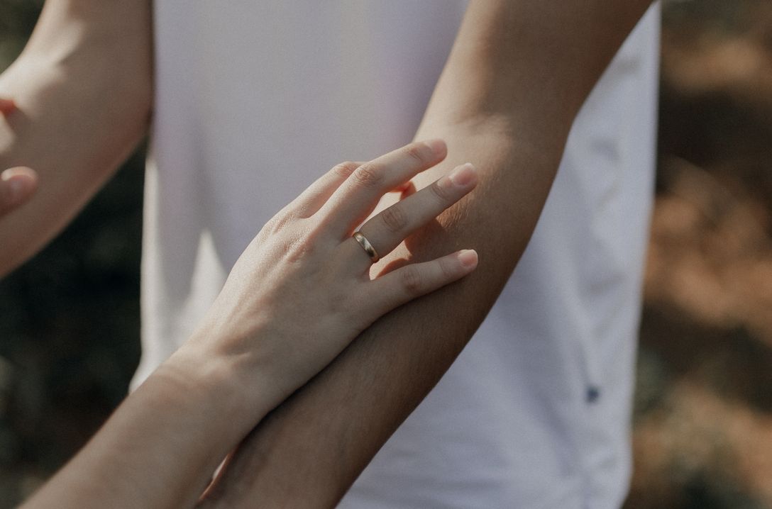 Online dating: starting a conversation on a niche platform
