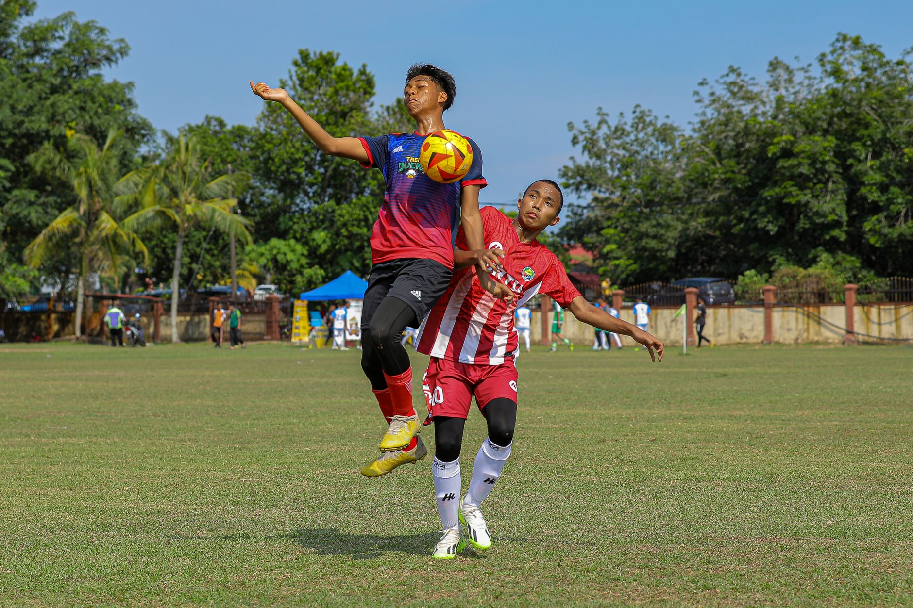 Penyokong bola sepak pelbagai negara memenuhi kawasan peminat berhampiran stadium moden Amerika Utara