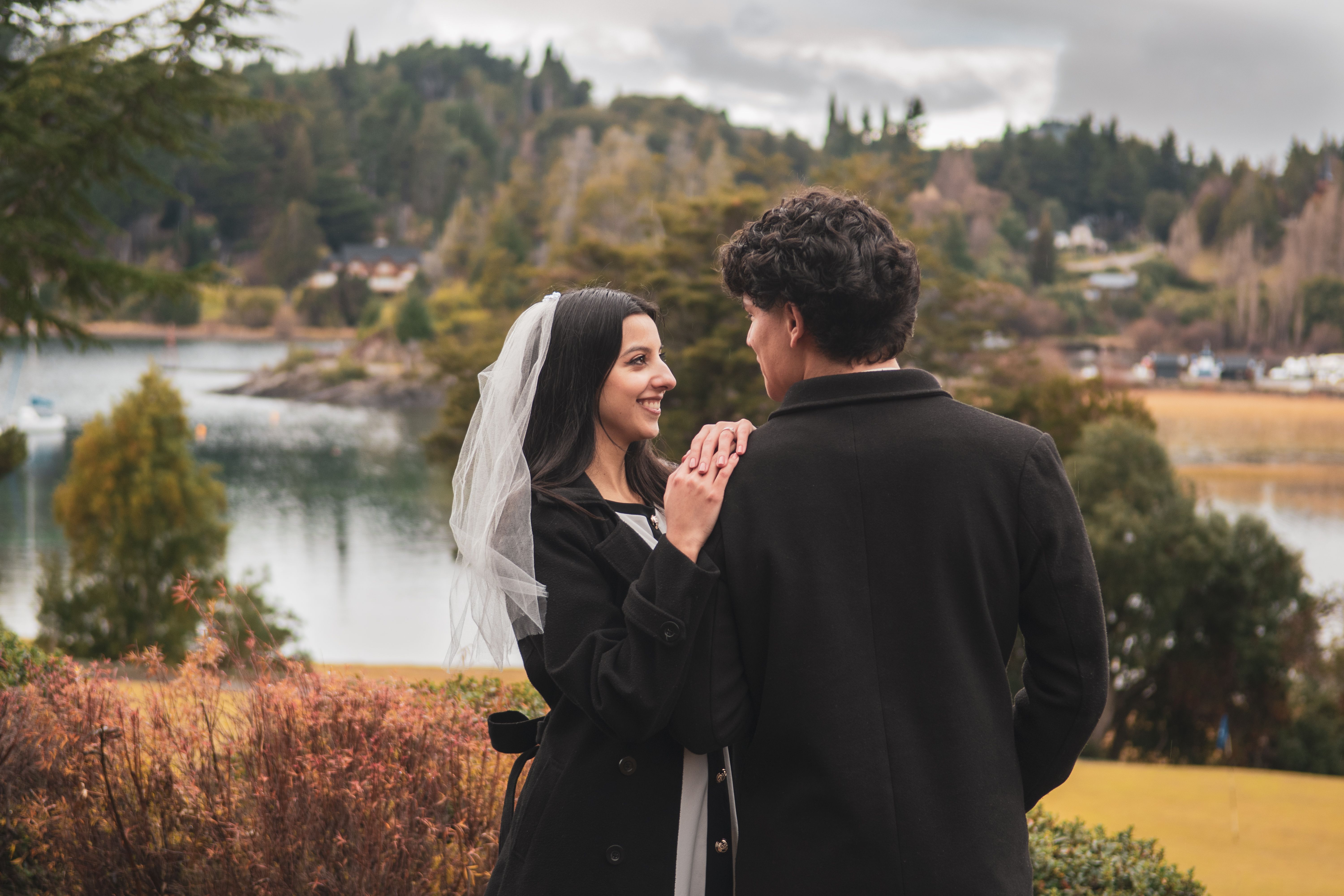 A couple sharing a tender moment in San Carlos de Bariloche with a scenic backdrop.